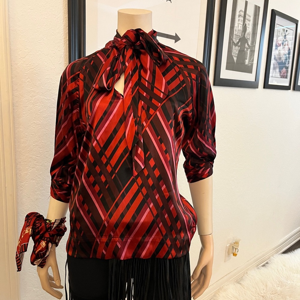 Valentine’s Calling: Wear this XS 2% spandex with a very silky texture vibe top